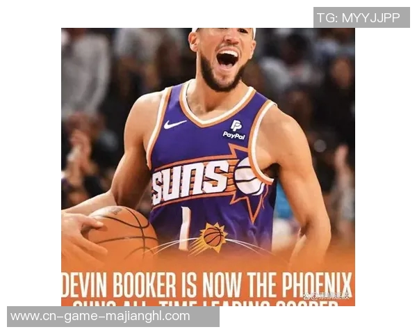 布克称赞马威为防守核心称其场上沟通与快速奔跑至关重要 布克称赞马威为防守核心称其场上沟通与快速奔跑至关重要